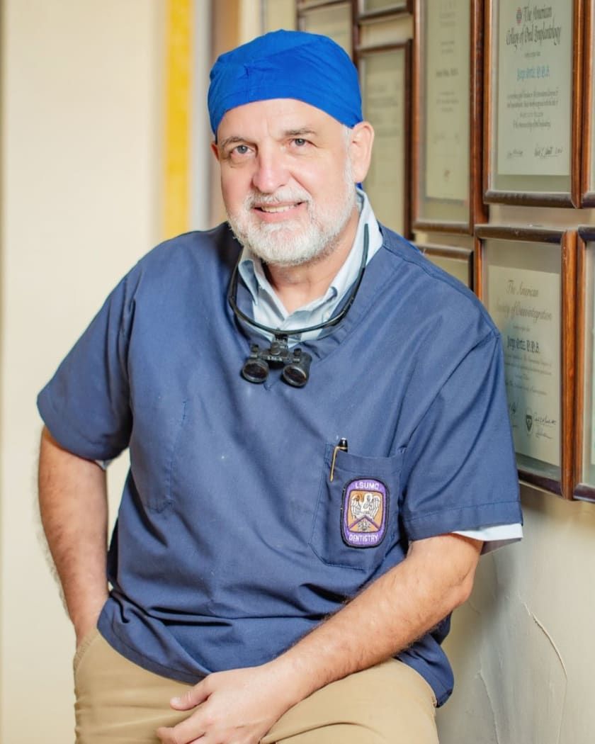 Dr. Jorge Ortiz Díaz, prostodoncista, en su consultorio