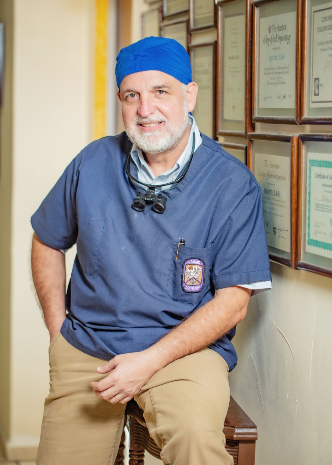Retrato del Dr. Jorge Ortiz Díaz, especialista en implantes y rehabilitación oral
